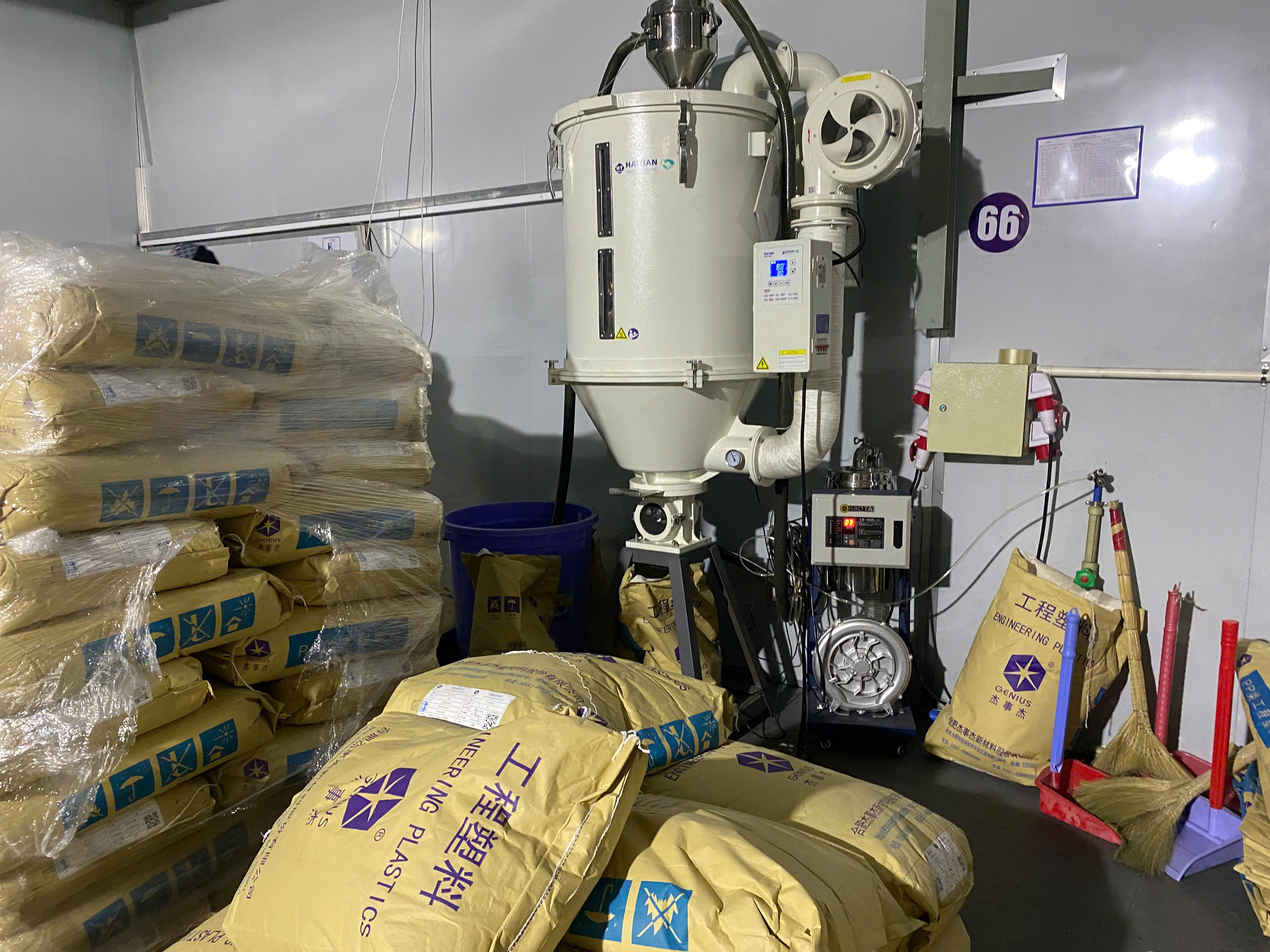 Vertical plastic pellet mixer 1.jpg